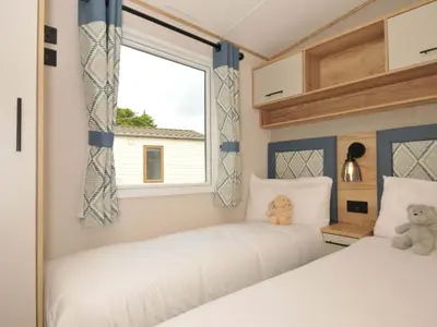 two beds in a small room with a window at Eden Way 47 in Par