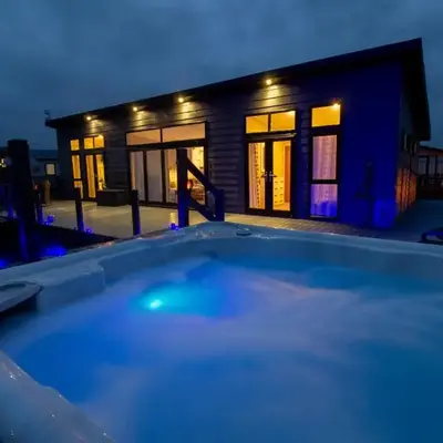 Teal Lodge Cornwall - hot tub