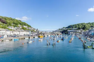 a group of boats are docked in a river at 3 Bed in Torpoint oc-l32511 in Downderry