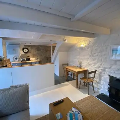 SEA-AH-NA SIDE COTTAGE - Steps from the Beach Grade II Listed Refurbished Romantic Getaway