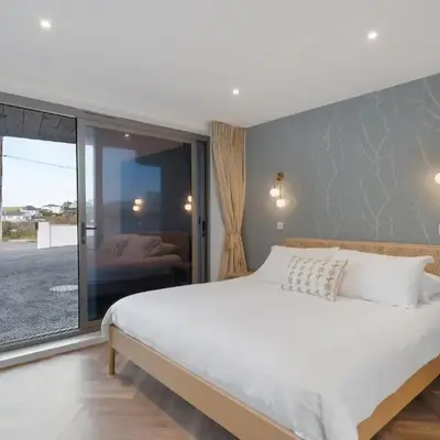 Modern Groundfloor Apartment with Private Parking