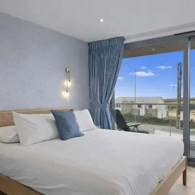 Modern Apartment with Balcony Sea Views & Parking