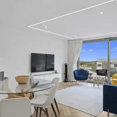 Modern Apartment Opposite Beach Parking & Balcony