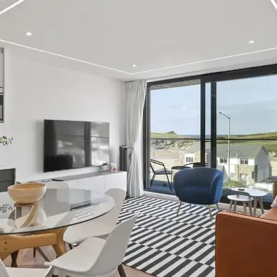 Luxurious Apartment Balcony & Sea Views Parking