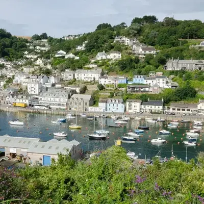 Russell Court 2 - Beautifully furnished modern apartment with parking and views over Looe river and town