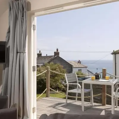 Cottage & Boatshed in Gorran Haven Private Parking