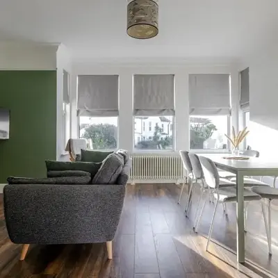 Stylish 3-Bed Home - 2 Mins to Beach & Town