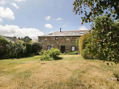 an old stone house with a large yard at Applestore in Wadebridge