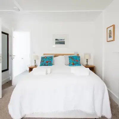 Ensuite room only in beautiful former farmhouse garden and parking