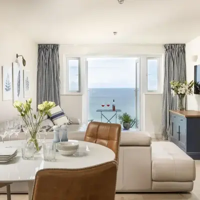 Emerald - Stunning Views - Free Parking and WiFi - Coffee Machine