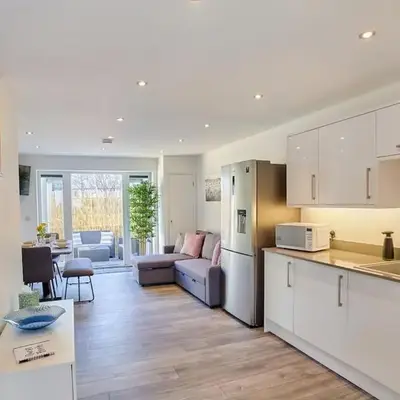 2022 Two Bed Stylish House Near Beach