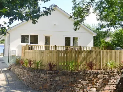 a white house behind a fence at Tegen in Tywardreath