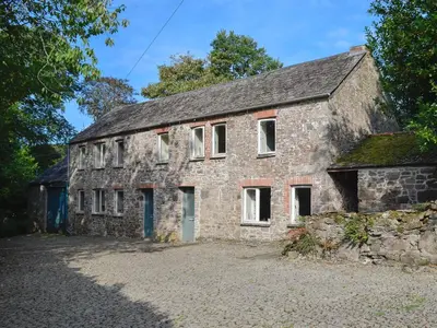 an old stone building with a bunch of windows at Paget in Saint Kew