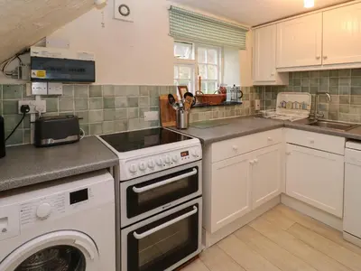 a kitchen with a stove and a dishwasher at Honeycrock in Cubert