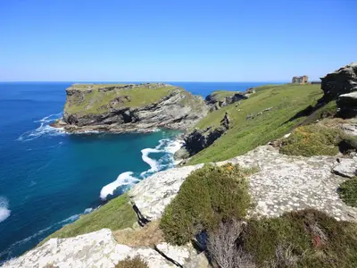 a view of the ocean from a cliff at Kingfisher House in Tintagel