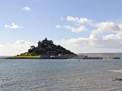 an island in the water with a castle on it at Lindum Leys in Saint Hilary