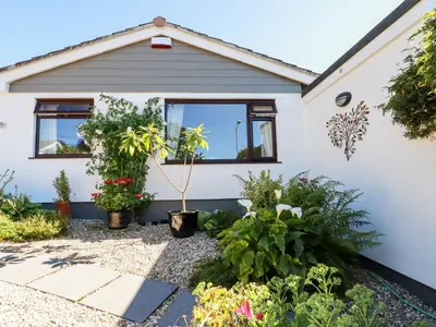 a house with plants in the front yard at Jenny Wren in Par