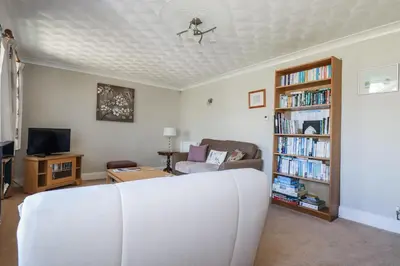 a living room with a couch and a book shelf at Jenny Wren in Par