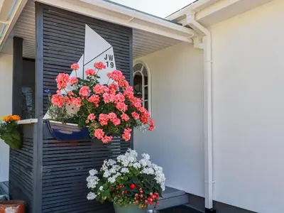 a house with flowers on the side of it at Jenny Wren in Par