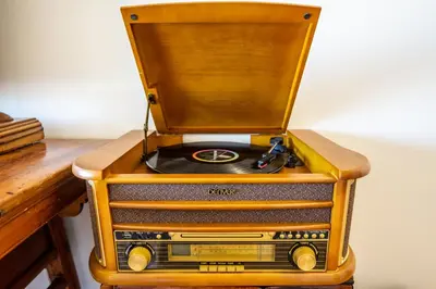an old radio sitting on top of a table at Tolcarne Beach Colonial Restaurant and Rooms in Newquay