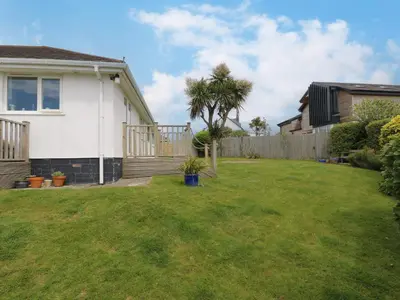 a yard with a white house and a fence at Bethany Bay View in Cubert