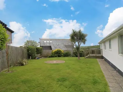 a yard with a fence and a house at Bethany Bay View in Cubert