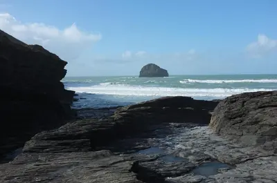 a view of the ocean from a rocky beach at The Olde Malthouse Inn in Tintagel