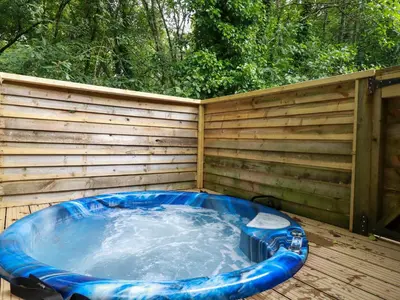 a large blue tub sitting on a wooden deck at 2 Stonerush Valley in Looe