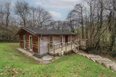 a small cabin in the middle of a field at 8 Streamside in Looe