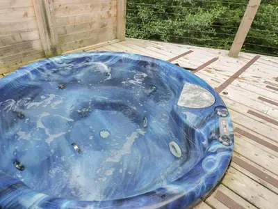 a blue tub sitting on top of a wooden deck at 7 Streamside in Looe
