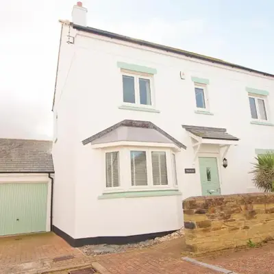 MODERN HOLIDAY HOME central St Merryn