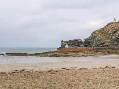 a view of the beach from the shoreline at Hay Loft in Camborne