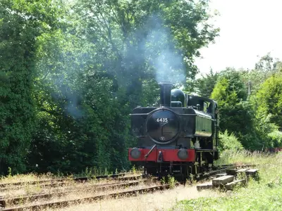 a steam engine train is coming down the tracks at Hillside Cottage in Wadebridge