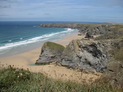 a view of a beach with rocks and the ocean at Holly in Saint Wenn