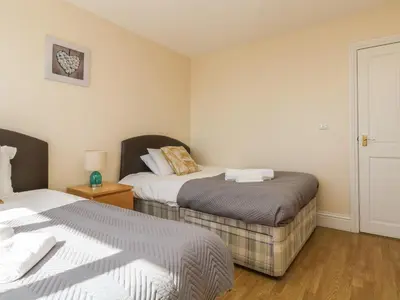 two beds in a room with two beds sidx sidx sidx sidx at Surfside in Marazion