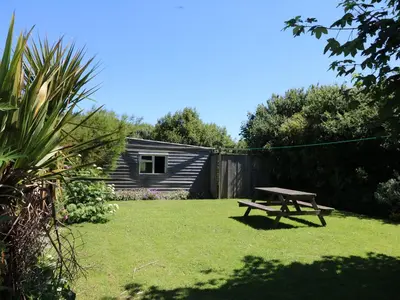 a picnic table in the middle of a yard at Trenouth Cottage in Padstow