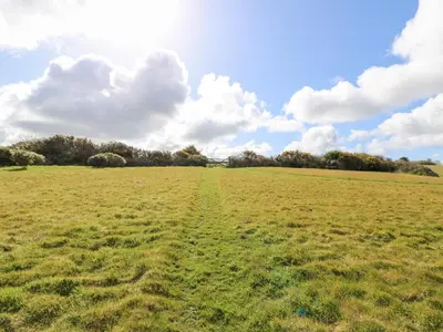 a field of green grass with the sky in the background at Mynheer Farm Bowji in Redruth