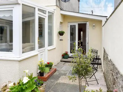 a house with windows and plants in front of it at Bay Cottage in Par