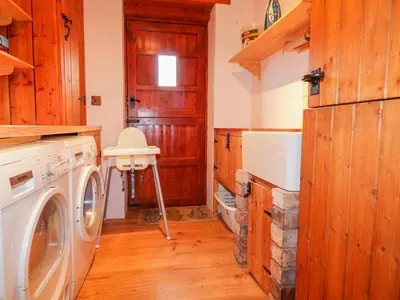 a laundry room with a washer and dryer at The Wagon House in Launceston