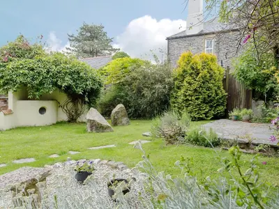 a garden with rocks in the yard of a house at Provence-Uk12747 in Menheniot