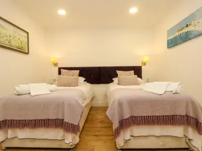two beds in a room with twoermottermott at Juniper in Truro