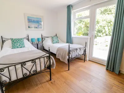 a bedroom with two beds and a window at Senafe in Bude