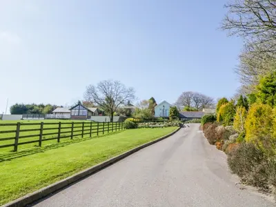 a road leading to a farm with houses at Lambkin Cottage in Saint Columb Major