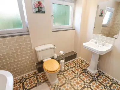 a bathroom with a toilet and a sink at Coth Skyber in Hayle