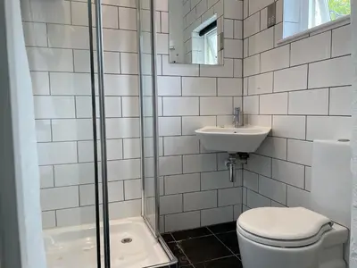 a bathroom with a toilet and a sink at Spring Cottage B&B in Probus