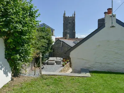 a view of a house with a yard at Samuels Cottage in Lanreath