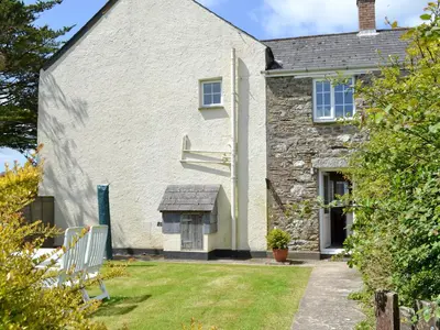 a stone house with a garden in front of it at Holly - Ukc4243 in Lanreath