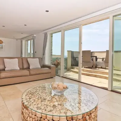 APARTMENT BY THE BEACH The Foxcove