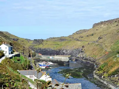 a river with a bunch of boats in the water at Round House - Uk12083 in Saint Endellion