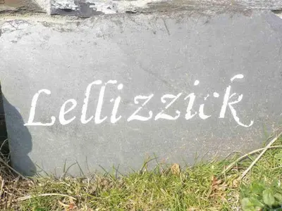 a sign that says bell park written on the sidewalk at Lellizzick Farmhouse in Padstow